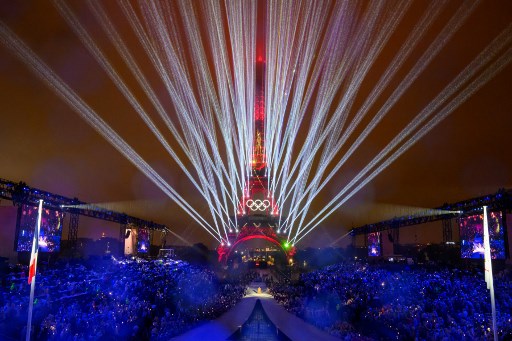 Olimpiade Paris 2024 resmi dibuka dengan defile bersejarah yang belum pernah terjadi sebelumnya. Ribuan atlet Olimpiade berparade menggunakan kapal di atas Sungai Seine pada Jumat, 26 Juli 2024 malam waktu setempat, meskipun diguyur hujan deras.