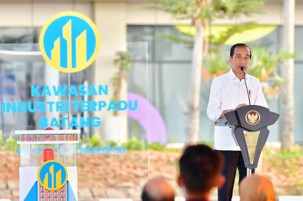 Presiden Joko Widodo meminta Menko bidang Maritim dan Investasi Luhut Binsar Pandjaitan dan Menteri Investasi/Kepala BKPM Bahlil Lahadalia untuk aktif memasarkan Kawasan Industri Terpadu Batang, Jawa Tengah.