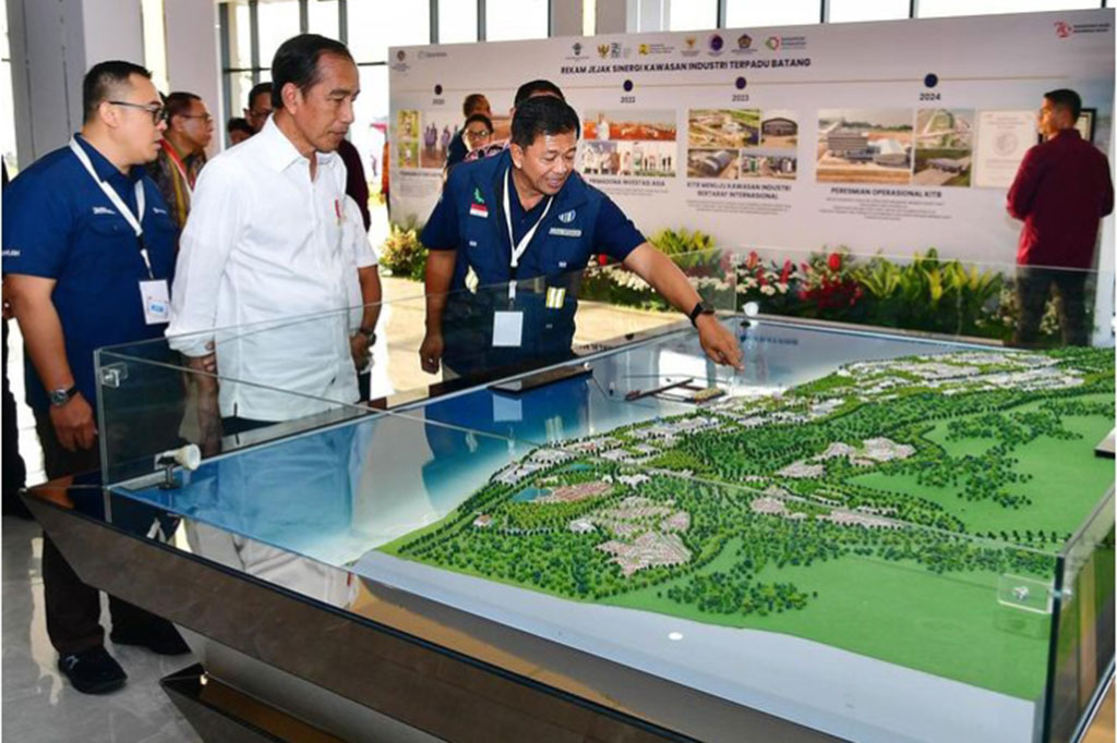 Di sisi lain, Kawasan Industri Terpadu Batang ini diproyeksikan menyerap hingga 250 ribu pekerja seiring banyaknya industri dan pabrik yang akan terlibat.