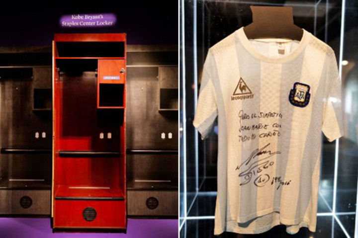 Loker legenda basket Amerika Serikat, Kobe Bryant dan jersei legenda sepak bola Argentina, Diego Maradona dilelang di acara lelang memorabilia yang berlangsung di Sotheby's, New York, Amerika Serikat.