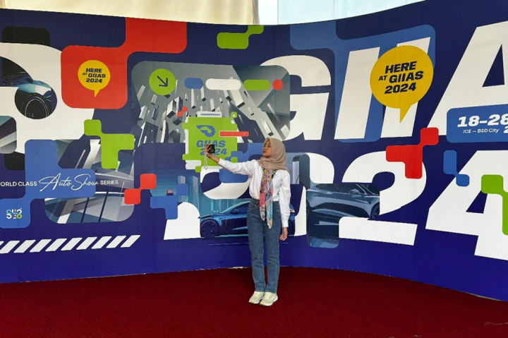 Backdrop lengkung unik yang berlokasi di connecting hall 11 menuju ke hall 10 ini menjadi spot yang wajib diabadikan saat berkunjung ke GIIAS 2024.
