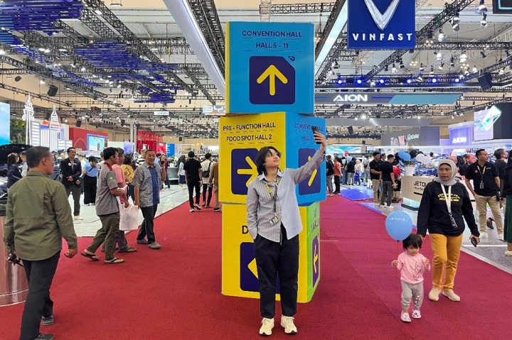 Jangan lewatkan juga untuk berfoto di antara area gangway utama GIIAS 2024.  Desain booth peserta pameran yang futuristik akan menambah kesan estetik foto yang diambil.