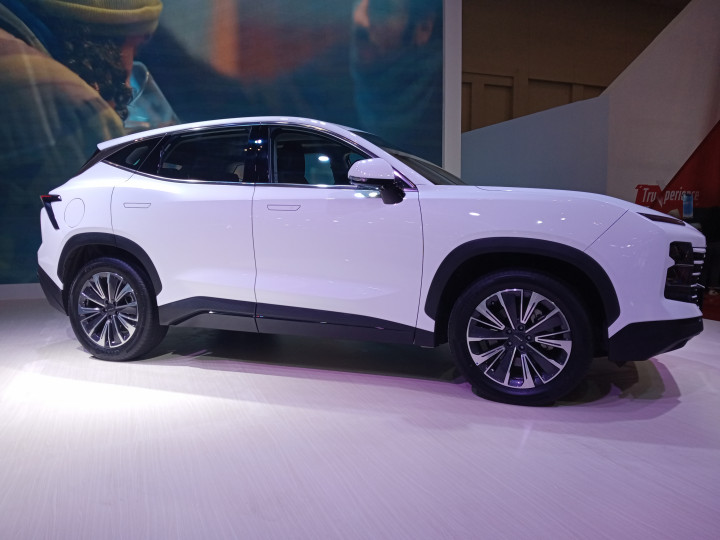 Untuk bagian dalam, kendaraan level bawah yang kami coba ini sudah dibekali dengan berbagai fitur yang cukup untuk menunjang kesan modern seperti hadirnya sunroof yang cukup luas, jok semi bucket yang membuat kendaraan ini terlihat lebih sporty dan juga sudah dilapisi dengan bahan kulit sintetis.