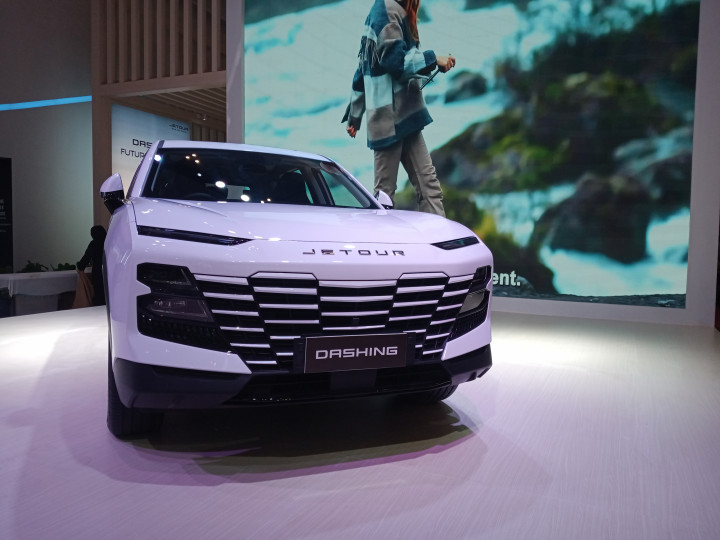 Dashing merupakan kendaraan di segmen Sport Utility Vehicle (SUV) lima penumpang. Dari tampilan luar, mobil ini memiliki ciri khas dari kendaraan SUV pada umumnya yang menampilkan kesan gagah dengan desain gril yang modern serta lampu berbentuk minimalis di bagian depan kap mobil.