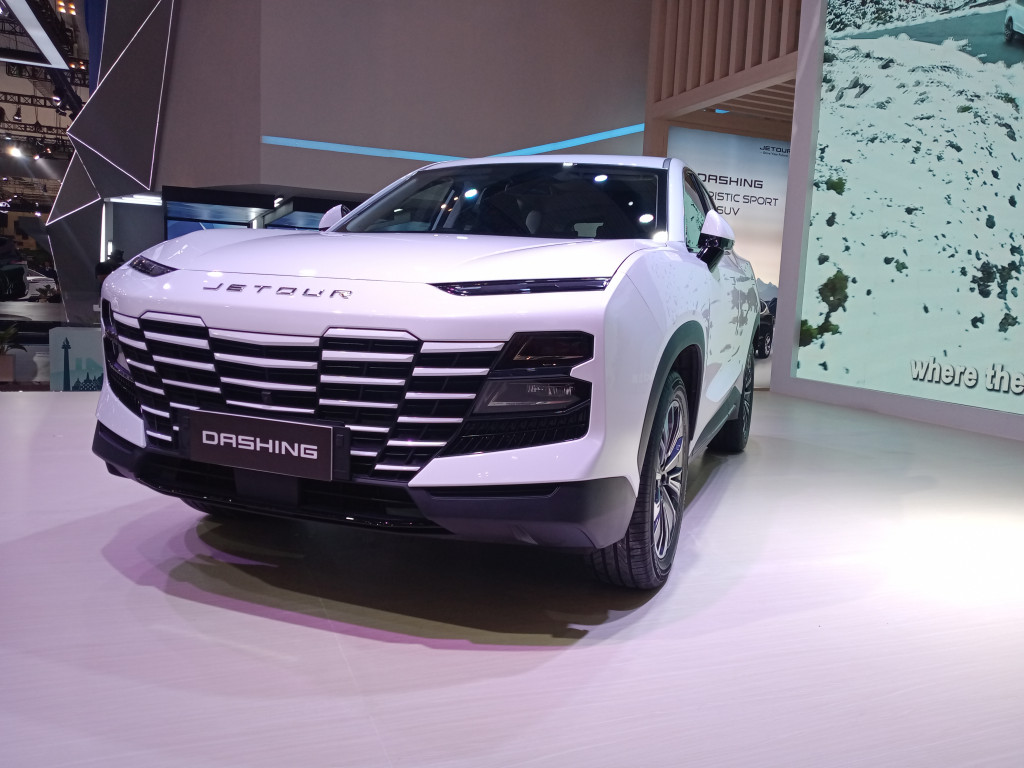 Berdiri di atas velg berukuran 235/60 dengan ring 18 inci, mobil semakin menampilkan kesan tangguh dari kendaraan yang belum memiliki harga resmi untuk pasar Indonesia ini. Sedangkan pada bagian dalamnya terkesan lapang dengan memiliki dimensi panjang 4,590mm, tinggi 1,900mm, lebar 1,685mm dengan jarak sumbu 2,720mm.