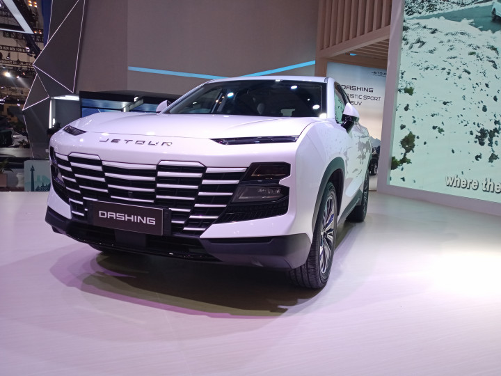 Berdiri di atas velg berukuran 235/60 dengan ring 18 inci, mobil semakin menampilkan kesan tangguh dari kendaraan yang belum memiliki harga resmi untuk pasar Indonesia ini. Sedangkan pada bagian dalamnya terkesan lapang dengan memiliki dimensi panjang 4,590mm, tinggi 1,900mm, lebar 1,685mm dengan jarak sumbu 2,720mm.