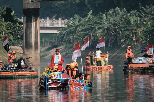 Puluha perahu dari botol plastik bekas mengikuti parade di  Banjir Kanal Timur, Duren Sawit, Jakarta Timur, Sabtu, 27 Juli 2024, sekaligus menyambut Hari Sungai Nasional melalui Festival Cinta Lingkungan (Cilung) 2024. 