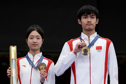 Dua atlet menembak Tiongkok nan muda usia, Sheng Lihao dan Huang Yuting, merebut medali emas pertama Olimpiade Paris 2024 setelah memenangi laga final nomor air rifle 10 meter beregu campuran.