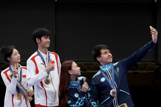 Sebelum mereka, dua atlet Kazakhstan --Alexandra Le dan Islam Satpayev-- menjadi peraih medali pertama Olimpiade 2024 setelah menyabet medali perunggu dari nomor air rifle 10 meter beregu campuran ini.