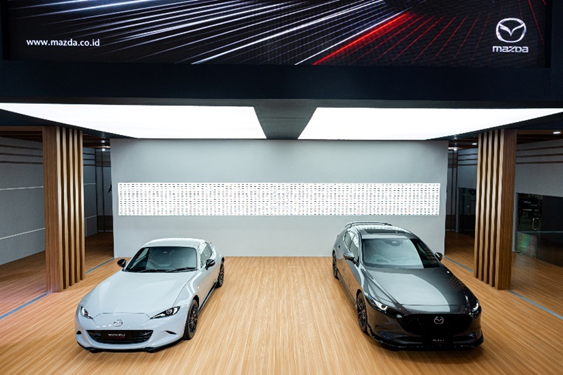 Terinspirasi dari Mazda Motor Corporation dalam perhelatan Japan Mobility Show 2023, PT Eurokars Motor Indonesia (EMI) selaku Agen Pemegang Merek (APM) dan distributor kendaraan Mazda di Indonesia, menghadirkan diorama evolusi produk Mazda di dunia otomotif melalui Diecast Wall.