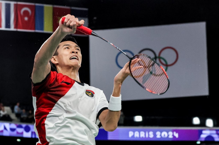 Jonatan Christie memenangkan laga pertama fase grup Olimpiade Paris 2024 di Porte De La Chapelle Arena, Sabtu, 27 Juli 2024, setelah menang rubber game 18-21, 21-11, 21-16 dari tunggal putra Belgia Julien Carraggi dalam tempo 1 jam 4 menit.