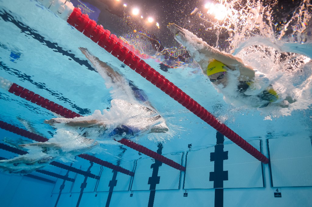 Pemegang rekor dunia asal Australia itu terus memimpin lomba hingga finis dengann catatan waktu 3 menit 57,49 detik, disusul McIntosh yang membukukan waktu 3 menit 58,37 detik dan Ledecky si ratu renang Amerika Serikat yang finis pada 4 menit 0,86 detik. Ledecky menjadi yang tercepat dalam penyisihan, tapi dalam final, dia meredup pada 50 meter terakhir.