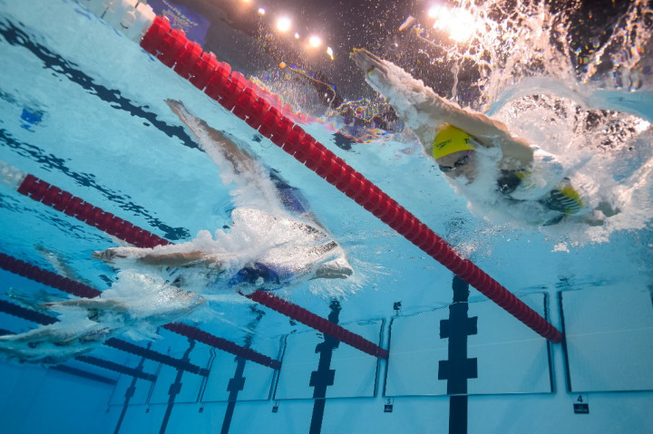 Pemegang rekor dunia asal Australia itu terus memimpin lomba hingga finis dengann catatan waktu 3 menit 57,49 detik, disusul McIntosh yang membukukan waktu 3 menit 58,37 detik dan Ledecky si ratu renang Amerika Serikat yang finis pada 4 menit 0,86 detik. Ledecky menjadi yang tercepat dalam penyisihan, tapi dalam final, dia meredup pada 50 meter terakhir.