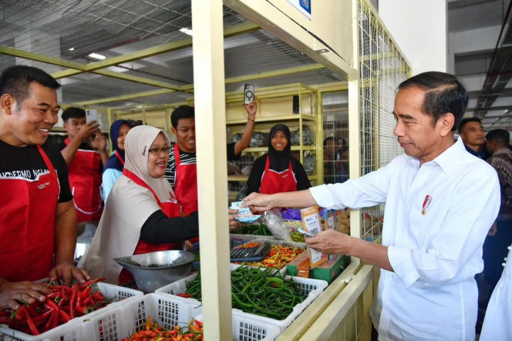 Tiba di lokasi, keduanya langsung menuju ke bagian dalam pasar untuk meninjau dan berinteraksi dengan para pedagang. Presiden juga sempat memberikan kaos kepada para pedagang dan pembeli. Ia juga terlihat
berinteraksi dengan para warga.