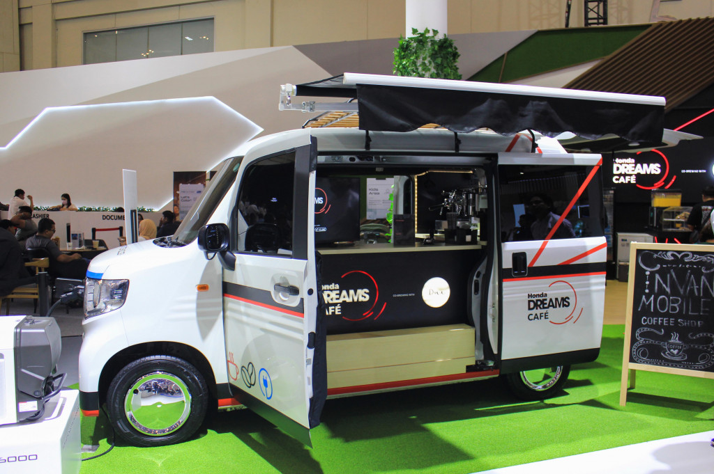 Honda N-VAN EV Prototype merupakan mobil listrik berbasis van mungil untuk kebutuhan komersial. Di tangan kreatif modifikator Indonesia, mobil ini kemudian disulap menjadi kedai kopi 'berjalan' yang siap menjajakan kopi.