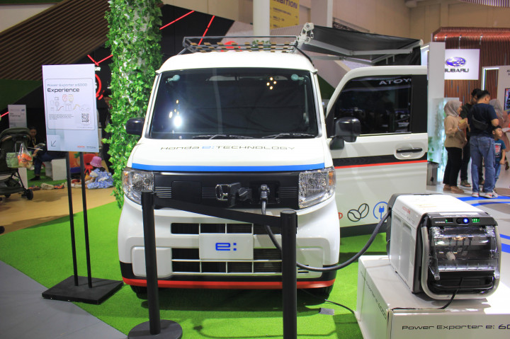 Mobil konsep mobile cafe ini didandani dengan nama Honda Dreams Cafe Mobile, berkat kolaborasi Honda Prospect Motor (HPM), Karoseri V-Clas, dan Dua Coffee.