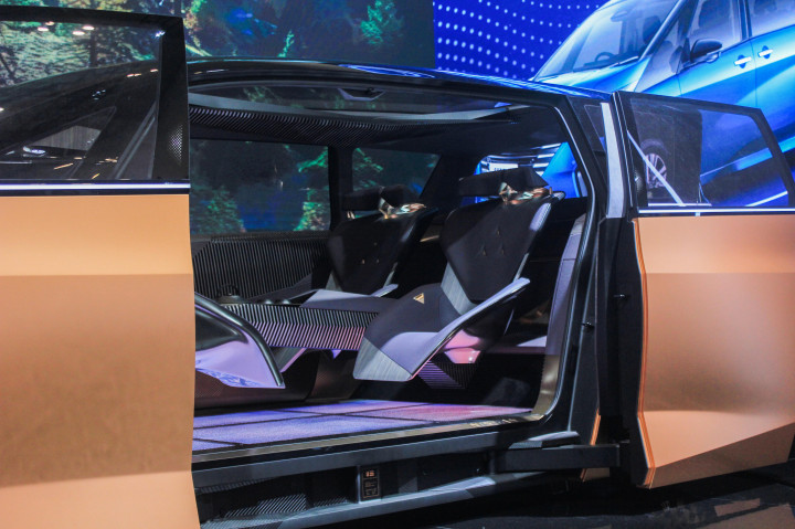 Menurut dia, kendaraan konsep elektrik yang tampil sangat futuristik ini hadir dengan desain konsep minivan mewah dan menawarkan pengalaman baru bagi individu yang menghargai nilai-nilai kesuksesan dan hal-hal terbaik dalam kehidupan bersama orang-orang terdekat.