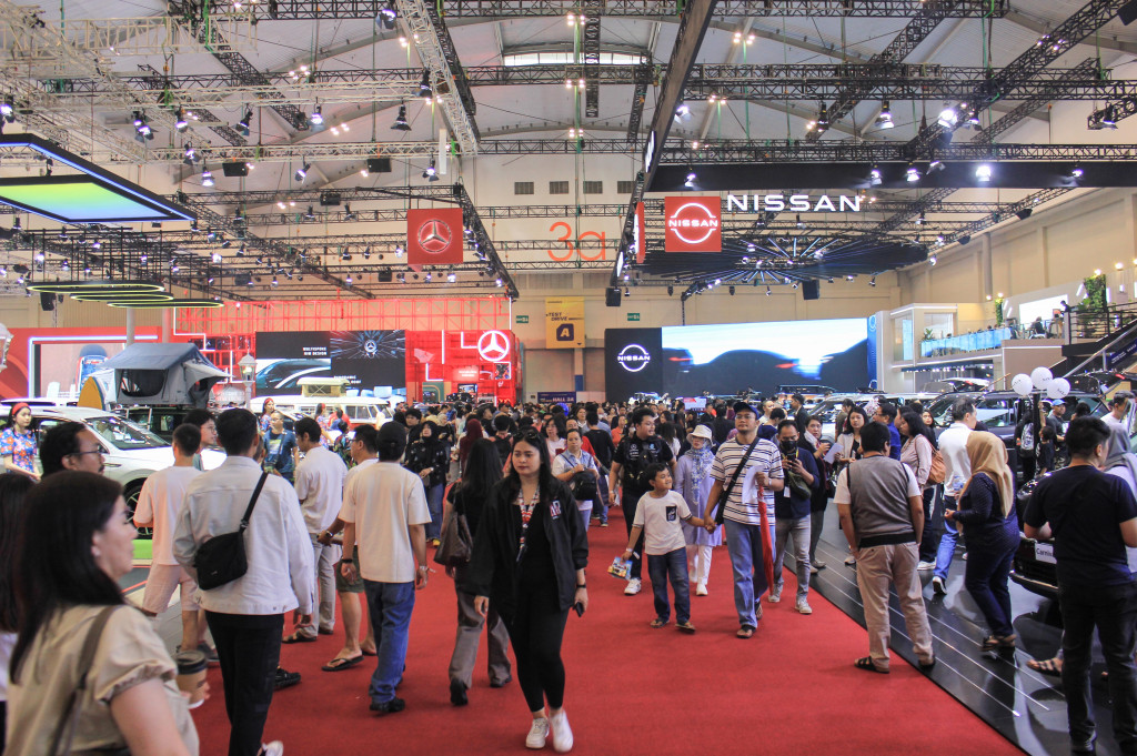 Pantauan Medcom.id, Minggu sore pengunjung semakin banyak yang datang ke gelaran pameran otomotif tersebut.