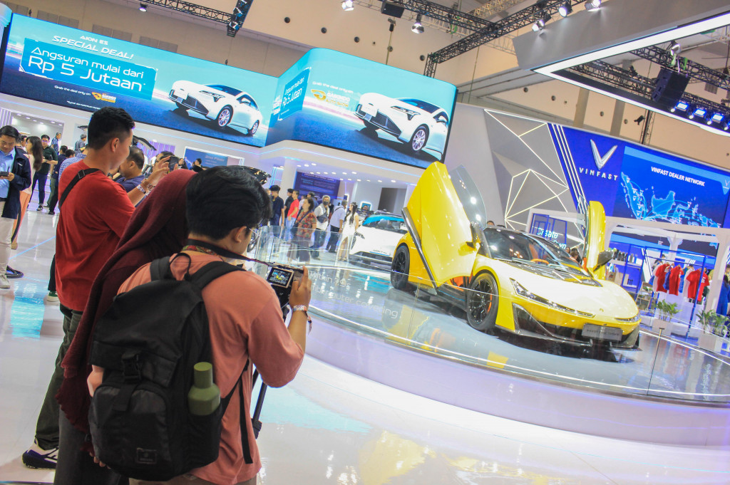 Berbeda pada saat weekdays, pada libur akhir pekan ini yang juga merupakan hari terakhir pegelaran pameran otomotif tersebut dihadiri berbagai kalangan.