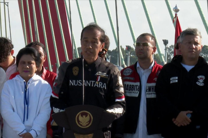 Presiden yang berada di barisan depan didampingi oleh Menteri Pekerjaan Umum dan Perumahan Rakyat (PUPR)/Ketua Otorita Ibu Kota Nusantara (OIKN) Basuki Hadimuljono. Di sisi kiri ada Wamen ATR/Wakil Ketua OIKN Raja Juli Antoni.