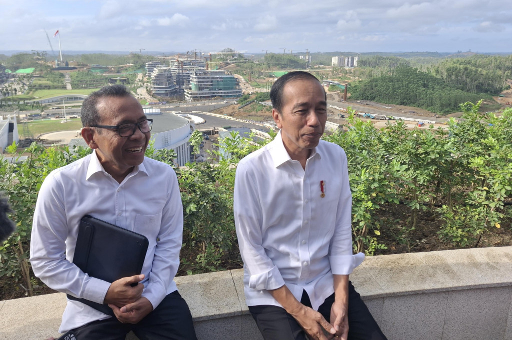 Presiden Joko Widodo (Jokowi) mengajak sejumlah awak media untuk melihat kondisi Kantor Presiden (Kanpres) di Ibu Kota Nusantara (IKN), Senin, 29 Juli 2024. Lokasi pertama yang diperlihatkan ialah view wing deck Kanpres.