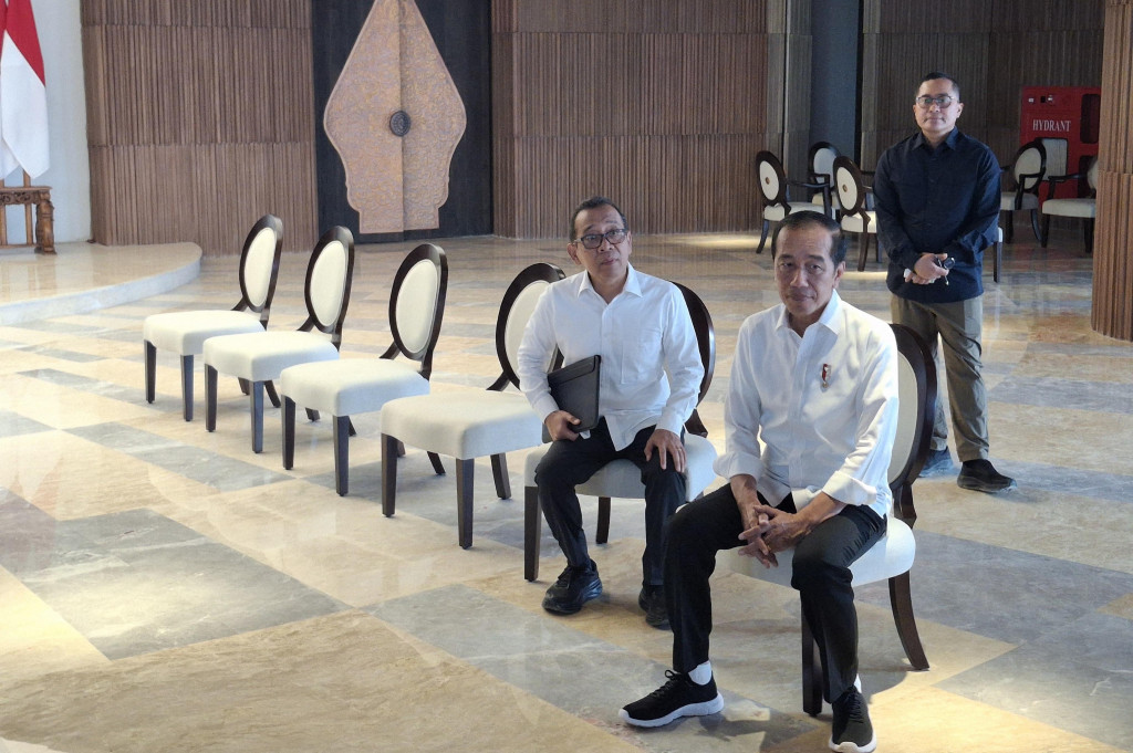 Selanjutnya, Presiden mengajak awak media melihat ruang konferensi pers yang berada di bawah view wing deck Kanpres. Presiden sempat duduk di salah satu bangku berwarna putih.