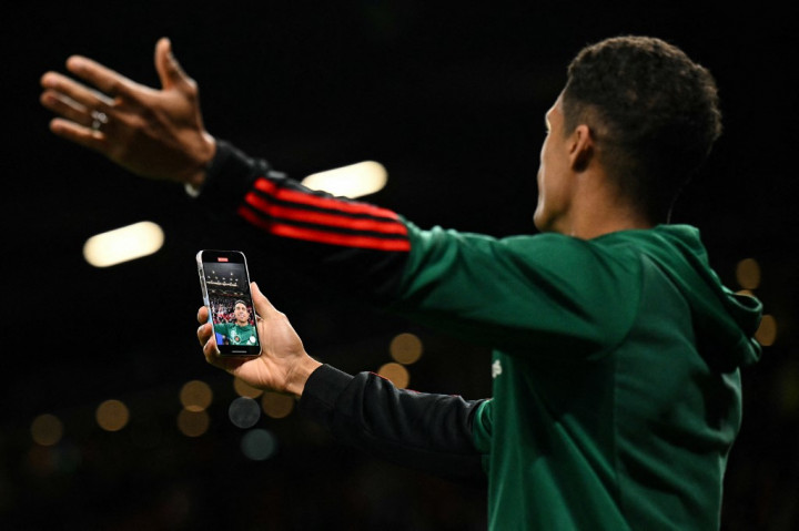 Varane diketahui belum dimiliki klub lain sejak kontraknya bersama Manchester United habis pada akhir Juni lalu. Oleh karena itu, Como bisa menjalin kesepakatan untuk merekrutnya secara gratis.