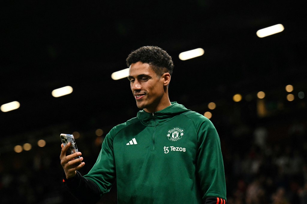 Klub promosi Serie A Italia 2024/2024, Como 1907, berhasil merekrut bek tengah kawakan Raphael Varane dengan kontrak berdurasi dua tahun. Kemudian menariknya, Como mendapatkan Varane secara gratis atau tanpa mengeluarkan biaya transfer.