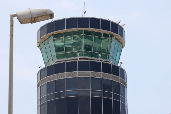 Informasi penerbangan dan situs bandara mengindikasikan penerbangan ke dan dari Beirut ke sejumlah tujuan di dunia bertanda dibatalkan atau ditunda.