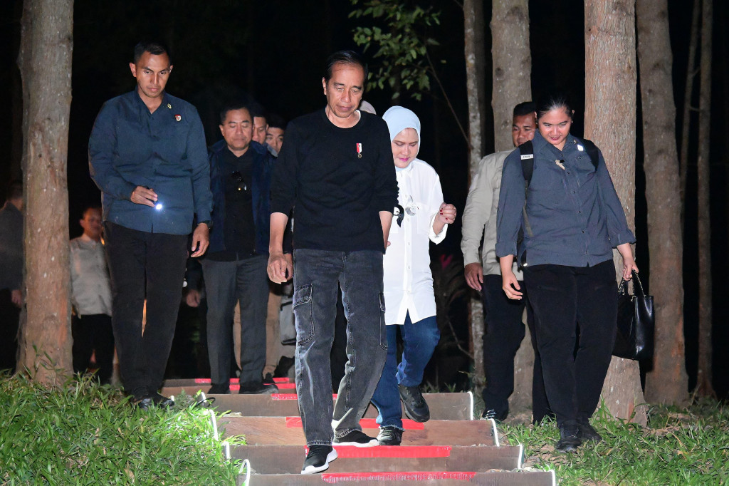 Usai meninjau sejumlah progres pembangunan di Ibu Kota Nusantara (IKN), Presiden Joko Widodo didampingi Ibu Iriana Joko Widodo mengajak para penggiat seni dan pemengaruh (influencer) Tanah Air makan malam bersama di kawasan glamping IKN, pada Minggu malam, 28 Juli 2024. Beragam menu yang disajikan antara lain nasi goreng, kambing guling, bakso, mie ayam, mie godok, sushi, hingga burger.
