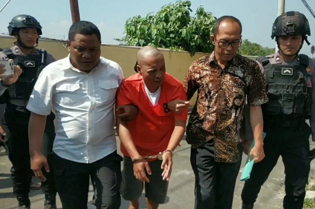 Hosnadi Aditya, yang dikenal dengan Sertu Prasetyo, terlibat dalam kasus penipuan yang menyasar seorang wanita asal Blitar. Pelaku ditembak oleh tim buru sergap Polres Probolinggo saat berusaha melawan saat penangkapan.
