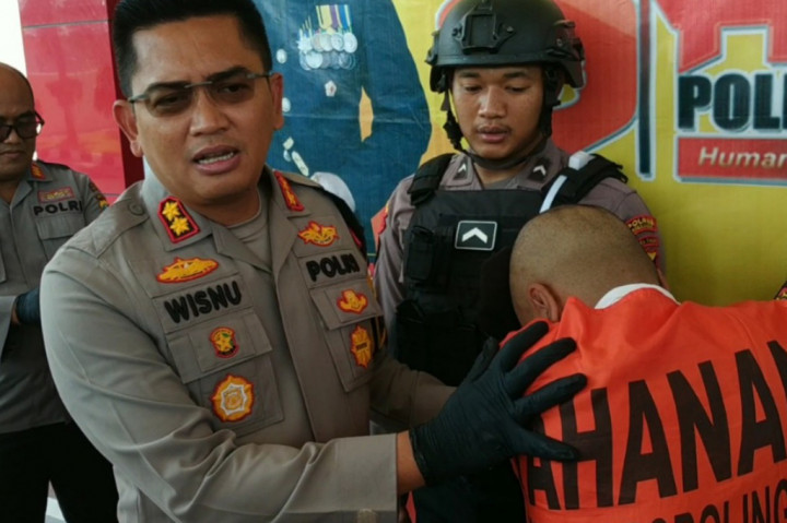 Dalam rencananya, warga Dusun Kalibiru, Desa Blimbing, Kecamatan Pakuniran, Kabupaten Probolinggo itu mengajak korban bertemu di daerah Kawedanan Blitar.