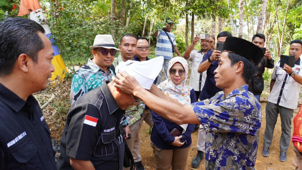 Komisi Pemilihan Umum (KPU) Riau menggandeng komunitas adat terpencil Suku Talang Mamak untuk mengadakan serangkaian sosialisasi dan pendidikan pemilih yang ditujukan kepada tokoh adat Suku Talang Mamak dan seluruh lapisan masyarakat di Desa Talang Gedabu, ecamatan Rakit Kulim, Kabupaten Indragiri Hulu, Riau.