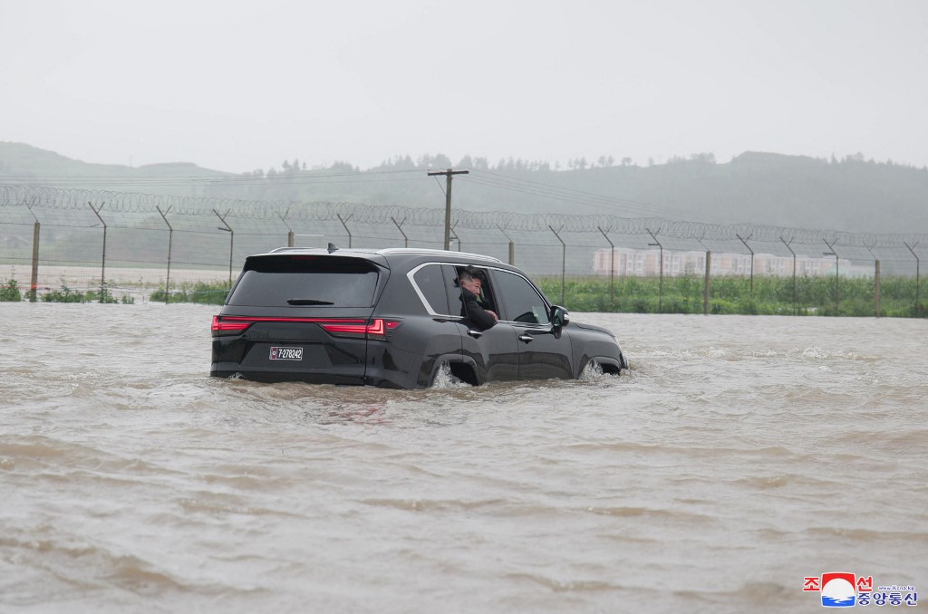 Lebih dari 5.000 penduduk terisolasi di daerah yang rentan terhadap banjir di kota perbatasan dan kabupaten di Korea Utara, karena tingkat air Sungai Amnok, juga dikenal sebagai Sungai Yalu, naik ke tingkat yang berbahaya, lapor KCNA.