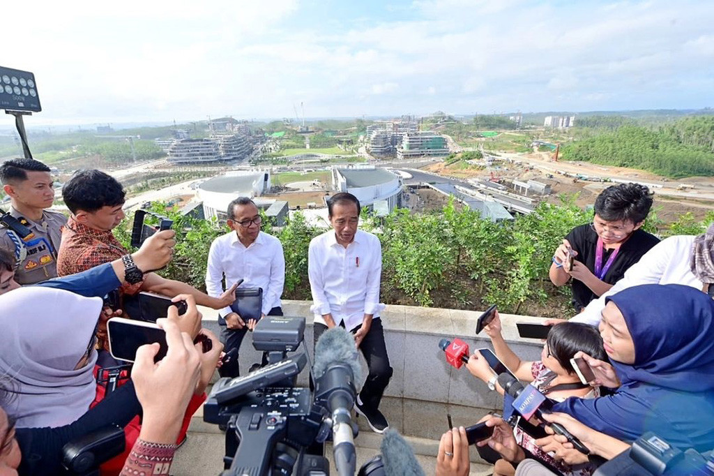 Presiden Joko Widodo mengawali kegiatan kunjungan hari kedua di Ibu Kota Nusantara (IKN) dengan meninjau langsung kawasan Istana Kepresidenan, pada Senin pagi, 29 Juli 2024. Kepala Negara yang didampingi Menteri Sekretaris Negara Pratikno turut mengajak awak media untuk meninjau sejumlah ruangan yang ada di kawasan Istana Kepresidenan, termasuk Kantor Presiden.