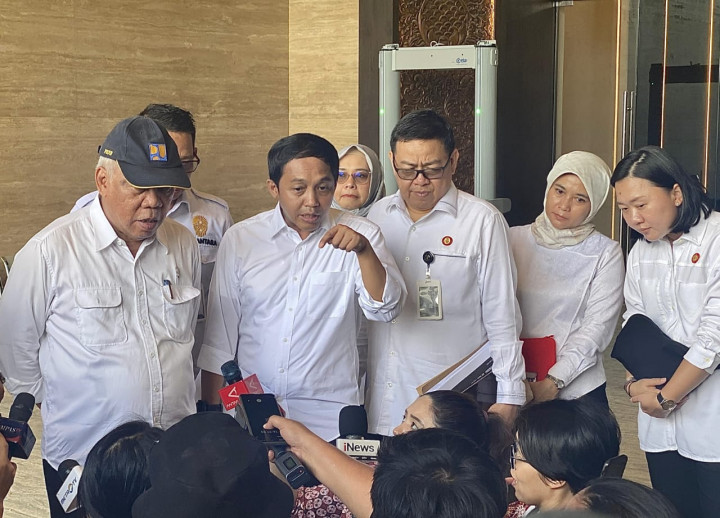Kedua, Presiden juga meminta agar investasi di IKN dikelola dengan cepat dan efisien. Presiden mengingatkan pentingnya kelengkapan perjanjian kerja sama (PKS) sebelum melakukan groundbreaking selanjutnya.
