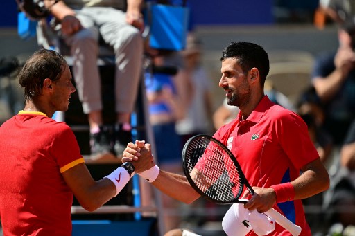 Novak Djokovic mengalahkan Rafael Nadal dua gim langsung 6-1, 6-4 dalam pertandingan Olimpiade 2024 Paris, di Roland-Garros, Senin, 29 Juli 2024.