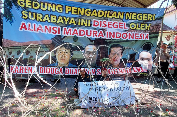 Masa aksi demo menuntut dan kecam putusan tiga hakim Pengadilan Negeri Surabaya atas vonis bebas Gregorius Ronald Tannur dari dakwaan penganiayaan dan pembunuhan kepada kekasihnya Dini Sera Afriyanti. 