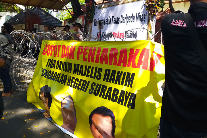 Masa juga meminta agar tiga hakim yakni Erintuah Damanik, Mangapul, dan Heru Hanindyo dipecat dan diproses hukum karena sudah membebaskan Ronald Tannur. 