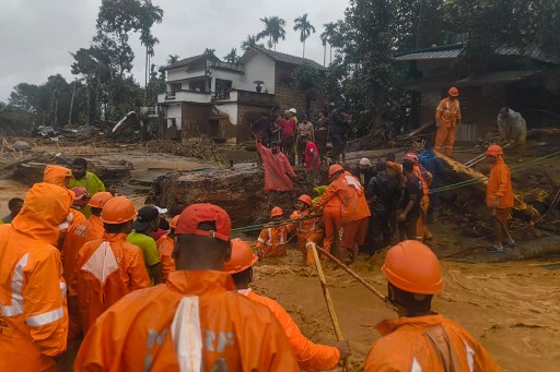 Pasukan Tanggap Bencana Nasional India (NDRF) berada di lokasi bencana untuk menyelamatkan korban tanah longsor di Wayanad, negara bagian Kerala, India Selatan, Selasa, 30 Juli 2024.