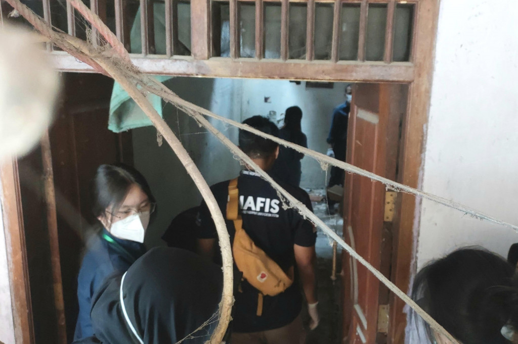 Polisi melakukan olah Tempat Kejadian Perkara (TKP) penemuan jasad ibu dan anak yang tinggal kerangka di rumahnya, Perumahan Tanimulya Indah, Jalan Selada, Nomor 7, Blok C3, RT10/RW15, Desa Tanimulya, Kecamatan Ngamprah, Kabupaten Bandung Barat.