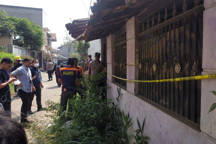 Dalam proses olah TKP tersebut, petugas mengambil barang bukti di antaranya baju, sisa air, serta tulisan tangan. Barang bukti tersebut akan didalami polisi untuk proses penyelidikan guna mengungkap penyebab kematian kedua korban.