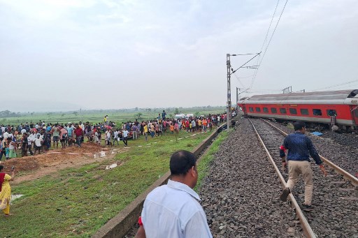 Sebuah kereta penumpang India tergelincir dan beberapa gerbongnya terbalik pada 30 Juli, menewaskan sedikitnya dua orang dan melukai 20 lainnya.