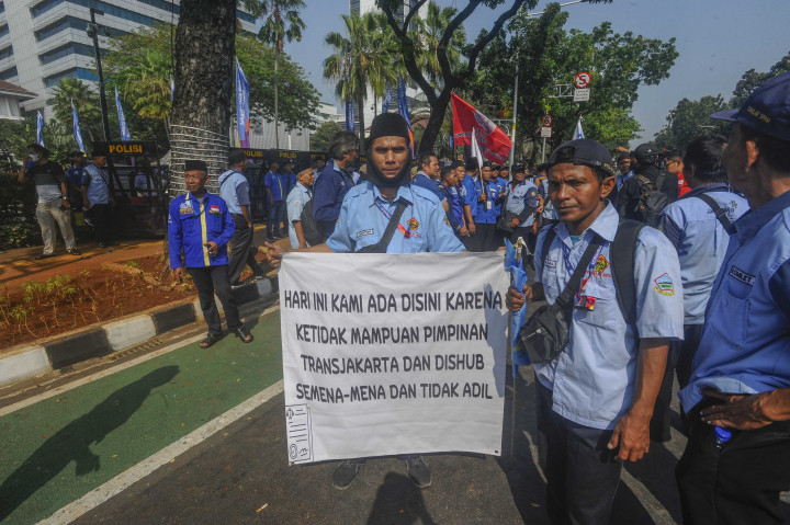Lebih dari seratus pengemudi Mikrotrans program JakLingko Pemprov DKI Jakarta, menggelar aksi demonstrasi di depan Balai Kota Jakarta, untuk menuntut sejumlah kebijakan yang dianggap kurang adil.