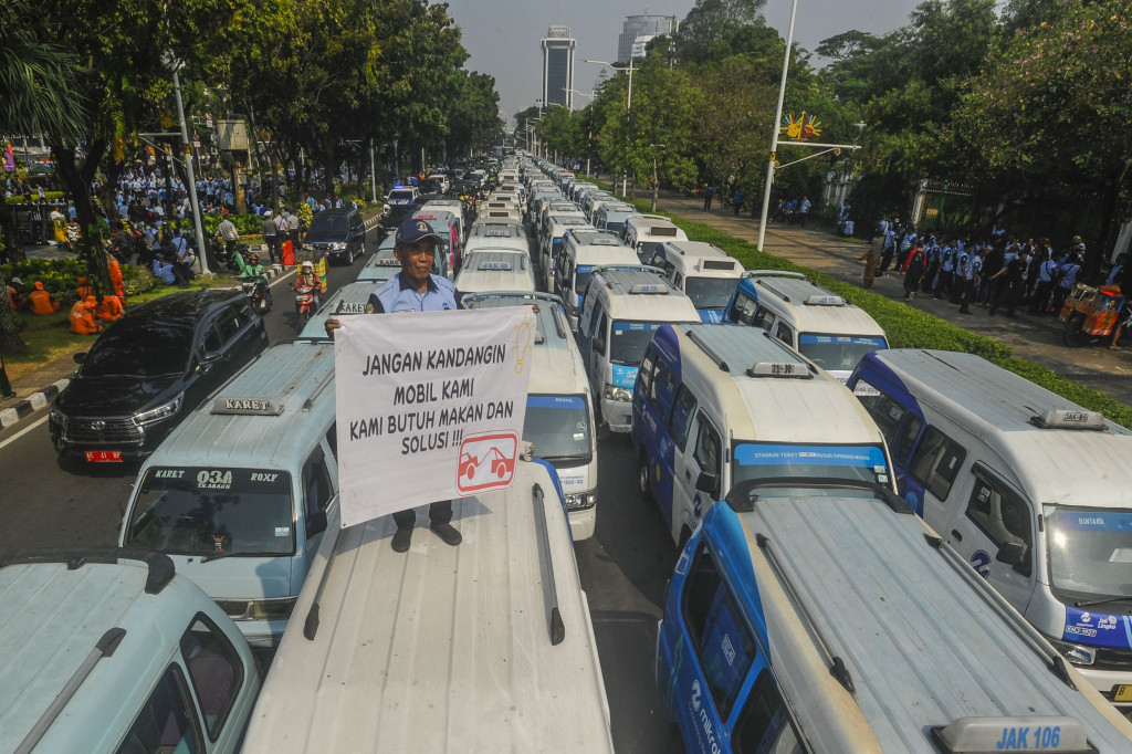 Koordinator Lapangan aksi Fahrul Fatah mengatakan aksi ini dilakukan sebagai bentuk protes atas diskriminasi nyata yang dilakukan oleh Direksi TransJakarta terhadap beberapa operator mitra program Jaklingko.