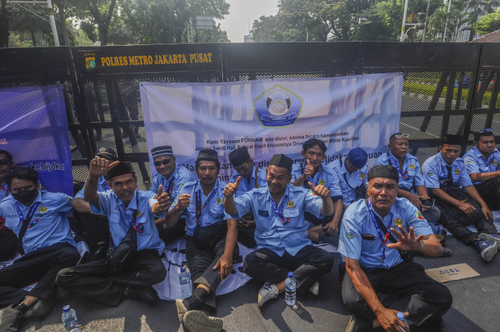 Aksi demonstrasi itu dilakukan oleh pengurus, anggota koperasi serta pengemudi yang tergabung pada Forum Komunikasi Laskar Biru (FKLB). 