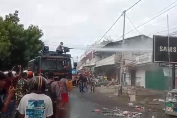 Akibat kompor minyak tanah meledak, enam ruko di pertokoan Maumere Kabupaten Sikka, NTT ludes terbakar. Peristiwa kebakaran ini pun membuat kepanikan warga sekitar.