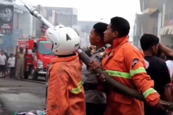 Cuaca panas sebabkan api menyebar dengan cepat. warga yang tinggal di sekitar lokasi kebakaran berlarian menjauh karena muncul suara ledakan dari dalam salah satu toko yang terbakar tersebut yang diduga berasal dari petasan yang ada di dalam toko itu.