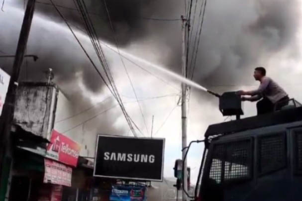 Kebakaran hebat terjadi di kompleks pertokoan Maumere tepatnya di jalan Raja Centis Kelurahan Kota Baru, Kecamatan Alok Timur, Kabupaten Sikka, NTT, Selasa, 30 Juli 2024.
