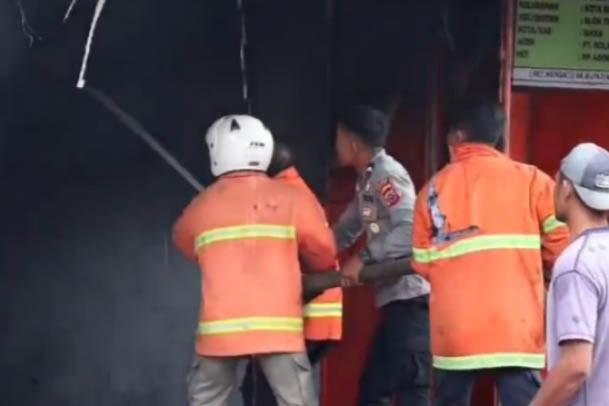 Warga juga tampak menyelamatkan barang berharga dari dalam toko yang berada di dekat lokasi yang sudah terbakar.